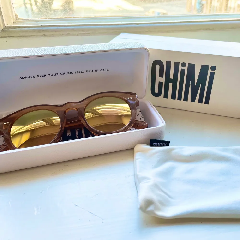 Säljer mina chimi-solglasögon i modellen 003, färg peach och ”mirror” glas. Superbra solglasögon och hög kvalite, perfekta nu till våren. . Accessoarer.