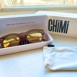 Säljer mina chimi-solglasögon i modellen 003, färg peach och ”mirror” glas. Superbra solglasögon och hög kvalite, perfekta nu till våren. 
