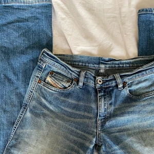 Diesel lågmidjade jeans - Säljer mina lågmidjade diesel jeans (utsvängda) då dem är för små. Står W29 L32/34 men är mer W26. Buda i kommentarerna!💗