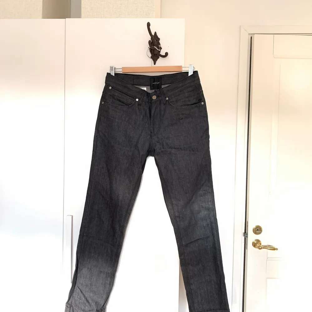 Jeans från märket Blueprint, köpta second hand men passade inte mig (hade tänkt sy om de). Skulle säga att de passar en M eller liten L men svårt att säga, men annars ett kul projekt att sy om och typ måla! Hör av dig vid intresse!. Jeans & Byxor.