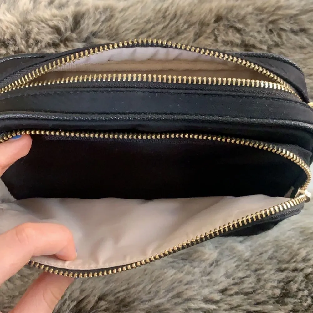 En fin väska i färgen svart utanpå och beige inuti, används ett par gånger men fortfarande i bra skick!💕 (köparen står för frakt!🥰). Väskor.