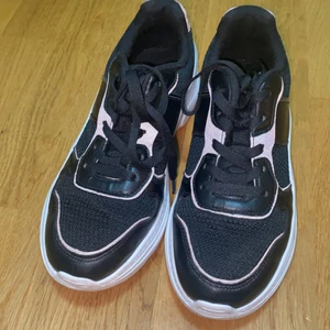 Svarta skor storlek 39 - Helt nya skor har haft de en gång och sedan fick jag en svart skor som en present 