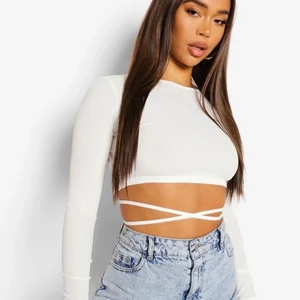 Topp med knyte på ryggen - Säljer denna topp med knyte i bak, helt oanvänd och lappen är kvar.