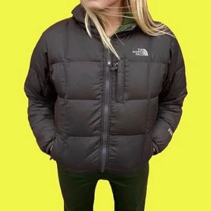 Brun North Face jacka - Säljer min The North Face 550 jacka som är vändbar. Den har en mörkbrun sida och en asfet grönrutig på andra sidan. Exakt som den plick tävlade ut för ett tag sedan. Går inte att få tag på längre och är unik! Passar jättefint på mig som är en M och passar mindre storlekar och säker en L också beroende på hur man vill att den ska sitta! Köp direkt för 1000kr. Säljer för att jag äger en liknande❤️ Lånade bilder 1 och 3 från plicks instagram, 2 är min egna i mörkt ljus
