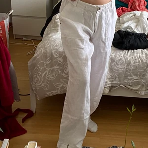 Vita linnebyxor - Säljer ett par SUPER fina vita linnebyxor som är i en straight modell🧚🏽 Det står att de är storlek 42 men skulle säga att det är ett 38/40 men man kan ha ett skosnöre eller ett skärp till. Inga fläckar eller liknande💖