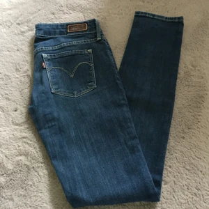Levis jeans låga - Snygga märkesjeans! Levis jeans i väldigt bra skick men tyvärr försmå för mig så därför säljer jag dom:) 