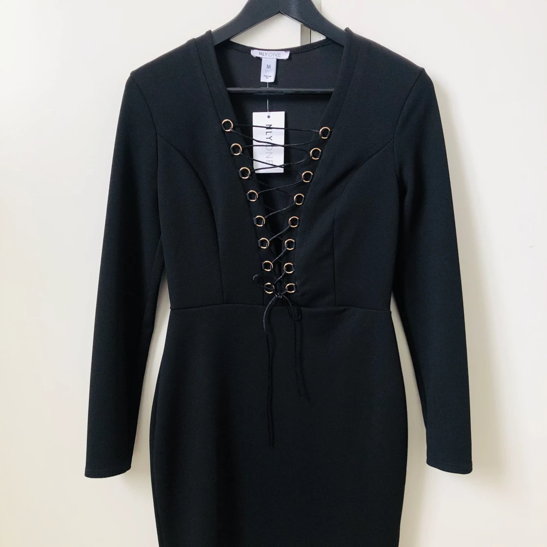 Svart klänning med snörning