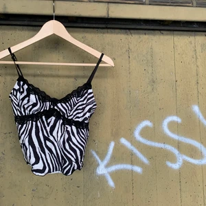Zebra linne - Säljer detta zebra linne med spetsdetaljer 🦓 Linnet är i storlek small och är använd 1-2 gånger så är i mycket bra skick! Toppen har justerbara band och är i svalt och stretchigt material 🍃