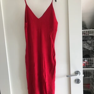  klänning storlek medium - Sjukt fin klänning väldigt väldigt stretchig och super skön ! Tar 50kr frakt för den är rätt tung :)