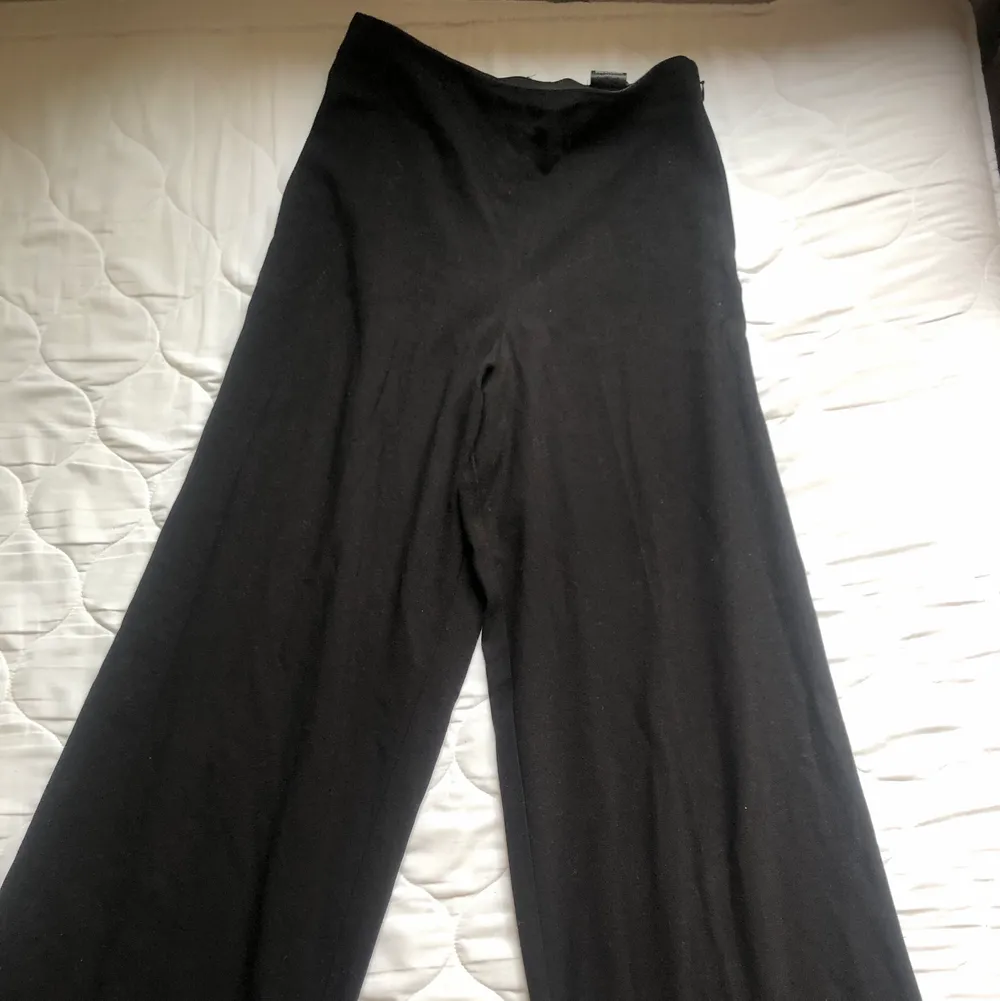Svarta höga kostymbyxor med vida ben. Modellen heter Julia Crepe trousers! Storlek 36🌸. Jeans & Byxor.