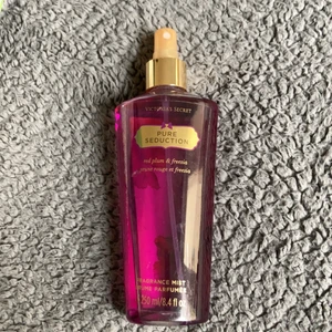 Victoria’s Secret Body Mist 250ml - Jag säljer en Victoria’s Secret body mist, Pure Seduction. Den doftar röda plommon & freesia. Detta har varit en av mina favoriter, den doftar extremt härligt och somrigt och är därför perfekt till sommaren! Den doftar också väldigt fräscht. Flaskan är 250ml och den är till viss del använd som ni kan se på en av bilderna men den luktar lika gott och lika mycket som alltid och den är inte använd speciellt mycket. Den är fantastisk! Kommentera vid intresse! 🤍Kram