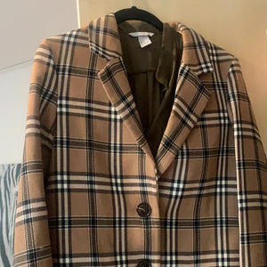Oversized Kavaj - Kavaj i ”Burberry” mönster från H&M, passar en person i XS-M. Aldrig använd! 