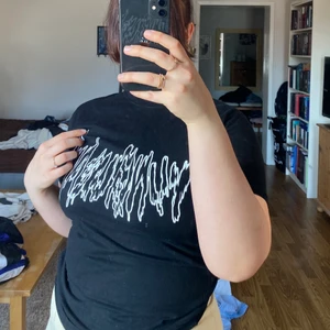 Yung Lean tröja  - Säljer min älskade Yung Lean tröja då jag köpte en ny fast i vit. Köpte den av Bladees bror i Göteborg på en pop-up affär under Way Out West 2019. Använd men är i princip som ny. Snygg över huvtröja:]