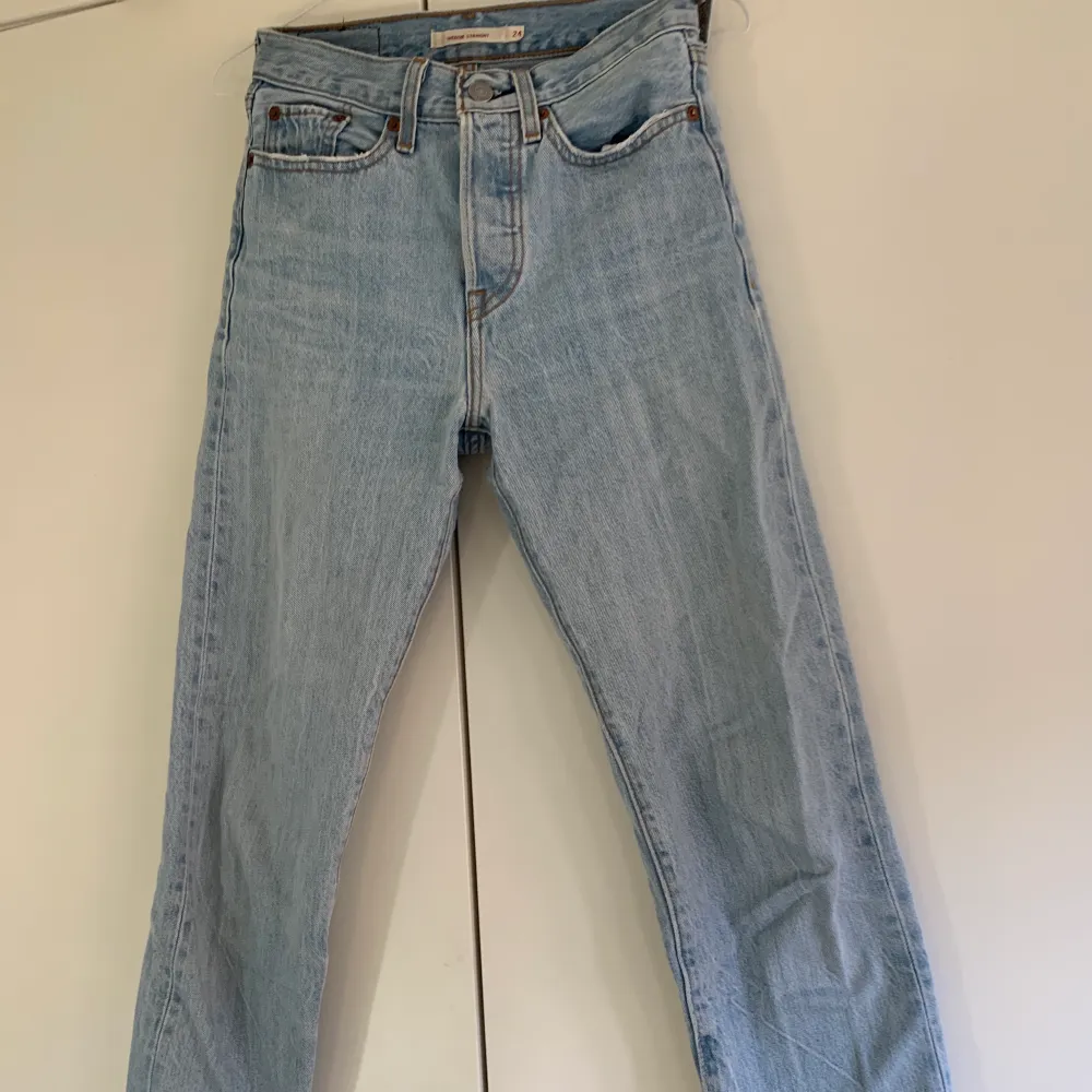 Så fina och somriga Levis jeans, i modellen wedgie straight! Str 24 och lite kortare vilket är perfekt till varmare tider❤️ säljer pga för små! Midwaist! . Jeans & Byxor.