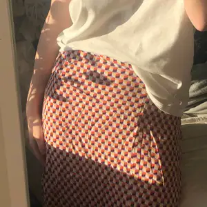 Fin och unik kjol från Bershka i ett färgglatt (typ geometriskt) mönster🧡💗💜 lite svår att visa hur den ser ut och är formad men har en slit fram och där bak. Kan frakta också! (köparen står isåfall för frakten) 