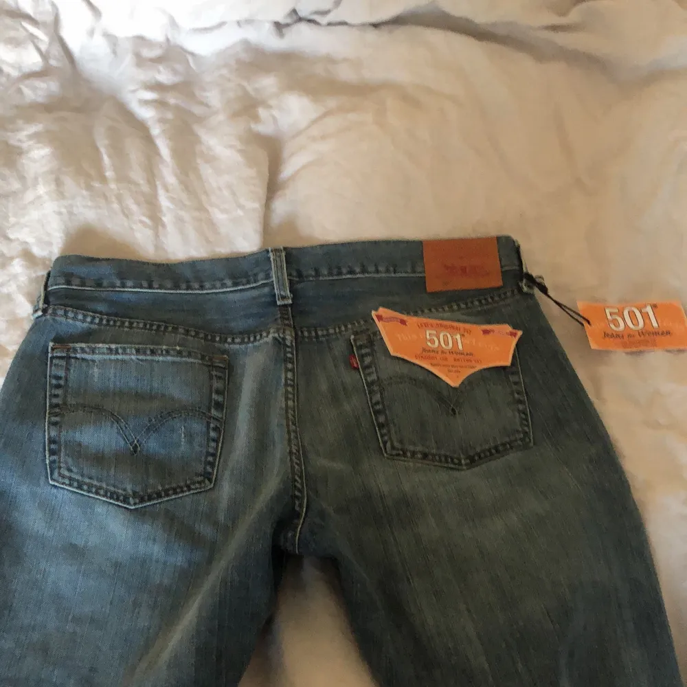 Låg missade Levis jeans köpta på secondhand men är lite stora i midjan! I storleken 29/32. Jag är 164cm. Jeans & Byxor.