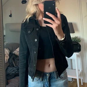 Svart jeansjacka - Jättebra skick! Knappt använd och det är väldigt synd när den är så fin, har för många jackor 😅😅 