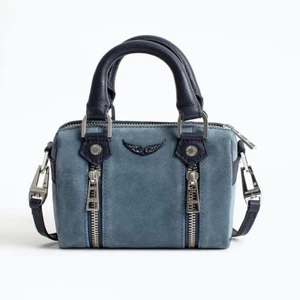 Blå Zadig&Voltaire väska - Jag säljer nu min blåa Zadig väska då jg inte använder den. Den är använd max 2 gånger och har inga skador, därav ser ddn ut som ny. Dustbag och påse medföljer. Den är köpt på den officiella Zadig&Voltaire butiken i Rom och köptes för 245€. 