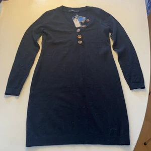 Klänning - Oanvänd klänning med knappar. Utgående produkt från Veromoda köpt på outlet. Prislapp med extra knapp finns kvar 