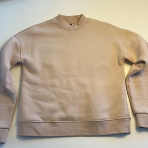 Beige tröja  - Tjockare tröja från visual clothing project/MQ. Utgången tröja. Säljer pga av förliten, inte använd men lappen är av