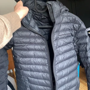 Peak performance jacka - Köpt på kidsbrandstore, storlek 170 passar mig med ungefär xs-s, bra skick❤️