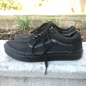 Svarta sneakers från Vans i normal storlek 40. Superfint skick, använda ett fåtal gånger och nytvättade. 