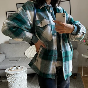 Rutig jacka från Zara - Säljer denna populära skjortjacka från Zara. Storlek M, men passar mig som är XS-S också. Köpt här på Plick förra året. Möter upp i Stockholm eller skickar, köparen betalar frakt. 