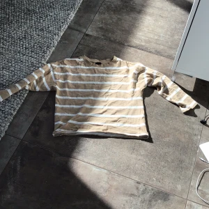 Cropptoppad tröja  - Säljer en tröja knappt använd bara ett få tal gånger lite crooptoppad där nere