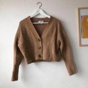 Supermysig kofta från & Other Stories - Såå mysig kofta från & Other Stories. Perfekt till mysiga sommarkvällar. Använd men inget att anmärka på.   Storlek: XS Pris: 379 :- inkl frakt Material: 33% polyamid, 32% alpacka, 32% ull , 3% elastan.