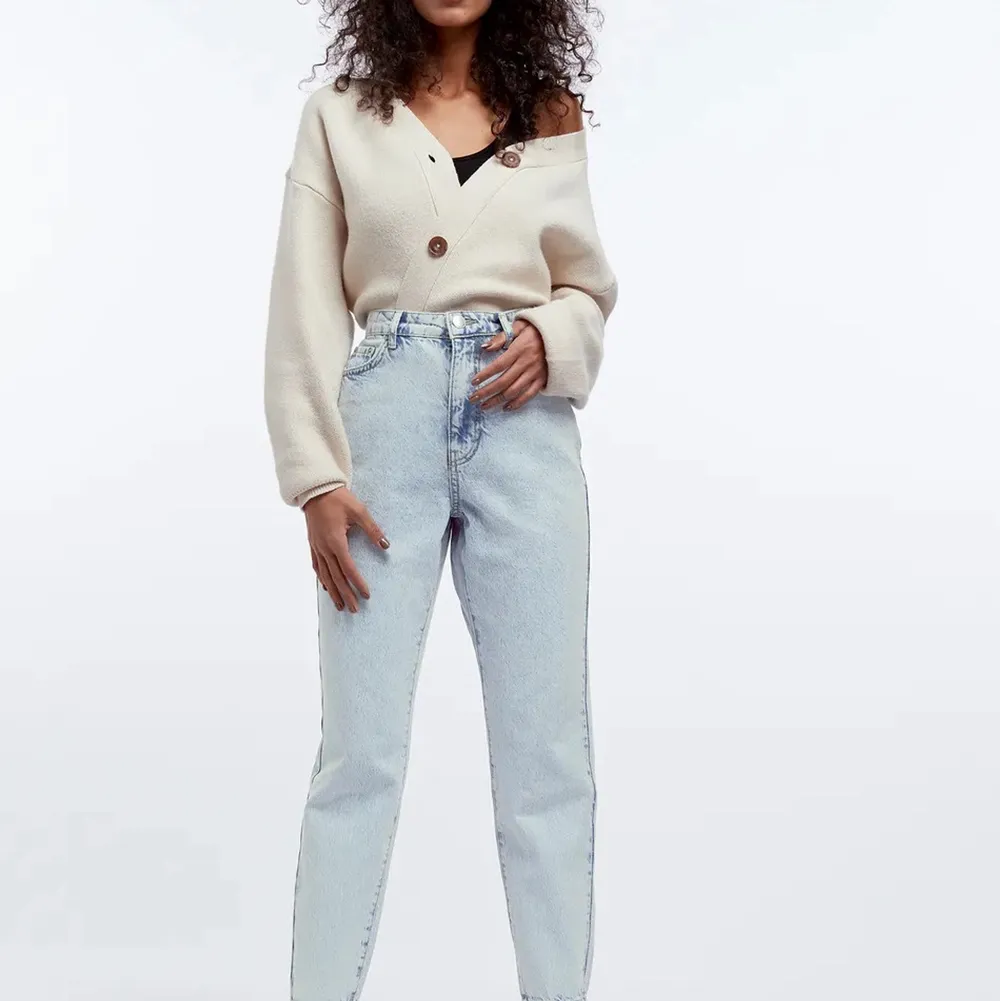 Säljer mina älskade mom jeans nu när jag har gått ner i vikt passar dom tyvärr inte längre dom hann inte bli så mycket använda så dom är så gott som nya. Modell: DAGNY Gina tricot, str: 44 (passar även 40/42) kan frakta men köper står för frakt. Jeans & Byxor.