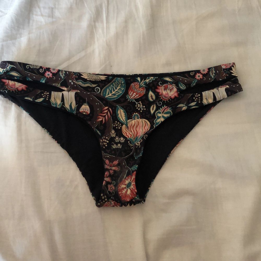 Bikini underdel som man kan ha på sig som svarta eller blommig. Köparen står för eventuell frakt. 🌸. Shorts.