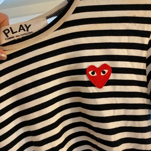 Comme des Cargons - Långärmad CDG tröja i mycket bra skick! Svarta och vita ränder. 