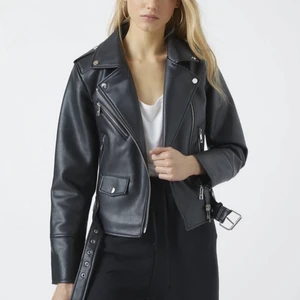 Skinnjacka - Ny skinnjacka från ”PULL & BEAR”. Super skick, nypris:600 kr