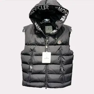 Moncler väst med luva, finns i alla storlekar. 