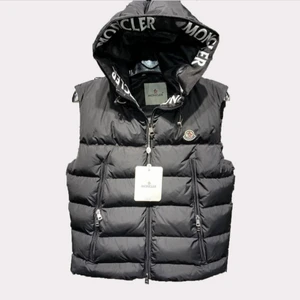 Moncler väst med luva - Moncler väst med luva, finns i alla storlekar. 