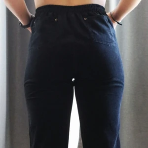 Marinblå manchesterbyxor  - Marinblå manchesterbyxor, mellan small - medium. Köparen står för frakten 😊