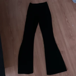 ginatricot bootcut leggings - svarta bootcut byxor ifrån ginatricot, inte så använda, i fint skick. sitter fint på💓