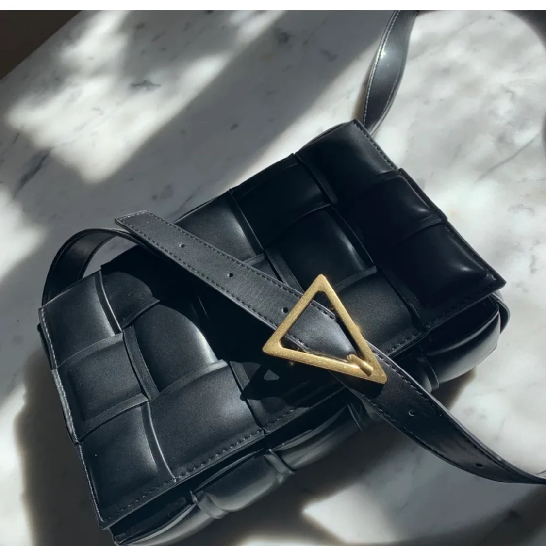 Trendig väska lik bottega veneta