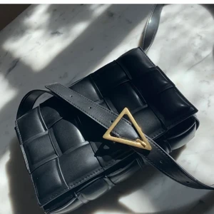 Trendig väska lik bottega veneta - Superfin väska, lik bottega veneta. Fått så många komplimanger för den, använd fåtal gånger. Som ny. Ingen anmärkningar. 