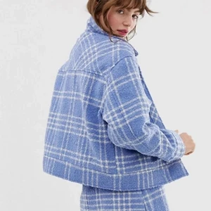 Rutig jacka från monki - Blå rutig jacka från monki i storlek M. Använd men i bra skick