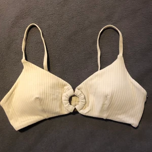 Bikini överdel strl M - Bikini överdel i storlek M, från Matilda Djerfs kollektion för Gina. Endast provat den och säljer då den var lite för stor för mig. 70kr inklusive frakt