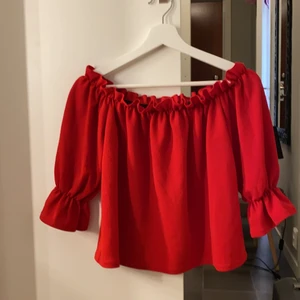 Blus  - Röd blus, strl. S. Använd 1 gång. Katt finns i hemmet. Köparen står för frakt 