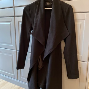 Svart vårkappa  - En tunnare kappa som skriker vår! Går även att ha på sommaren en kallare sommarkväll. Den är i väldigt bra skick