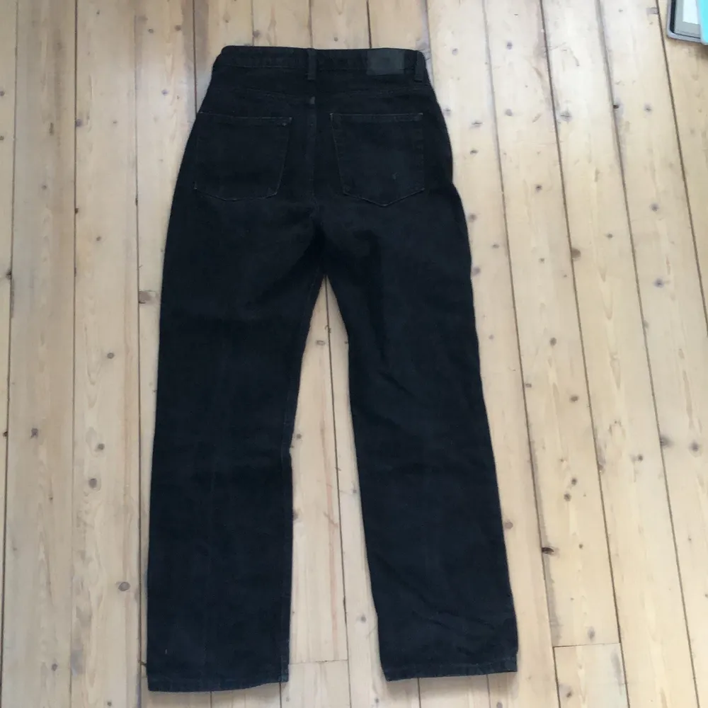 Voyage jeans köpt på weekday. Urtvättade men bra skick, litet hål på högra fickan bak. Köparen står för eventuell frakt. 🌸. Jeans & Byxor.
