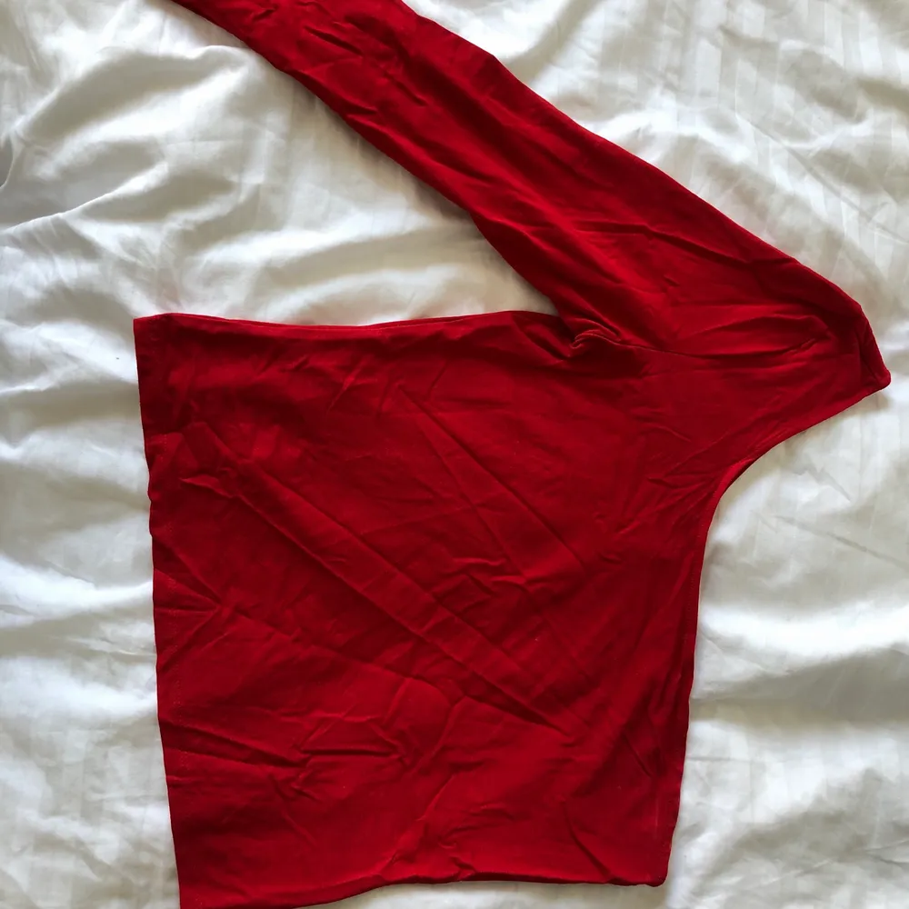 Fin röd tröja med en ärm, sitter superfint men är lite för liten för mig, endast använd en gång. Toppar.