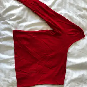 Fin röd tröja med en ärm, sitter superfint men är lite för liten för mig, endast använd en gång