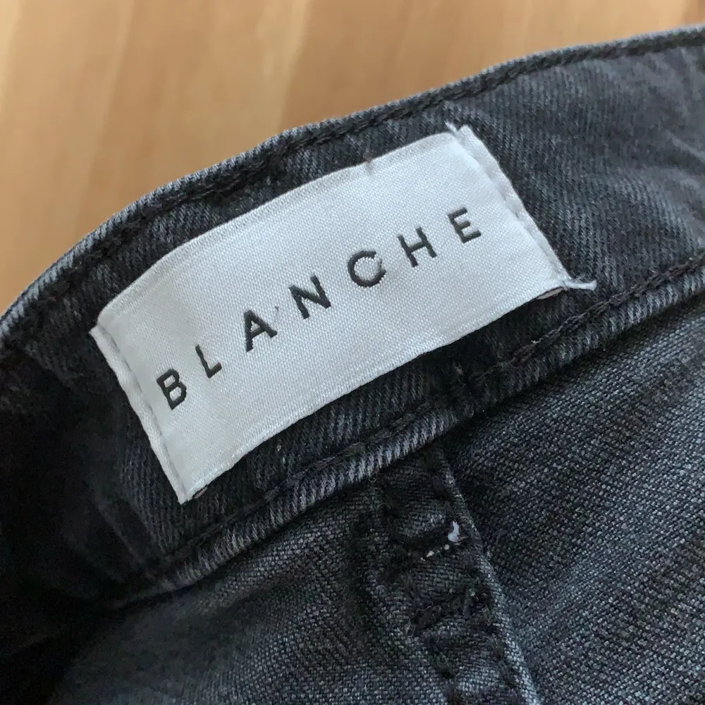 Blanche jeans. Helt nya (endast prövade). Jättebra kvalite på material (len o stretchig för att vara jeans). Köpta för ca ett halvår sen, men har aldrig haft på mig dem. Passar jättebra både xs och s.. Farkut & Housut.