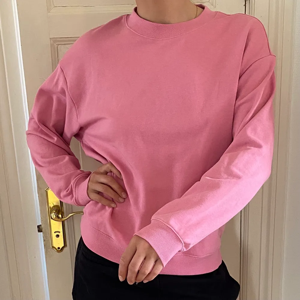 Skön rosa tröja från Monki. Bilderna när jag har på mig den visar färgen korrekt. . Tröjor & Koftor.