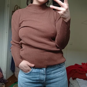 Brun halvpolo - Brun halvpolo i stretchigt mjukt material. Färgen visas bäst på första bilden 