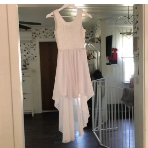 Klänning storlek S - Superfin klänning till t.ex. skolavslutning eller student. Använd ett tillfälle. Längre i bak. Köpt för runt 700kr, mitt pris 150kr.